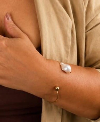 Bracelete Florescer dourado com pérola sintética